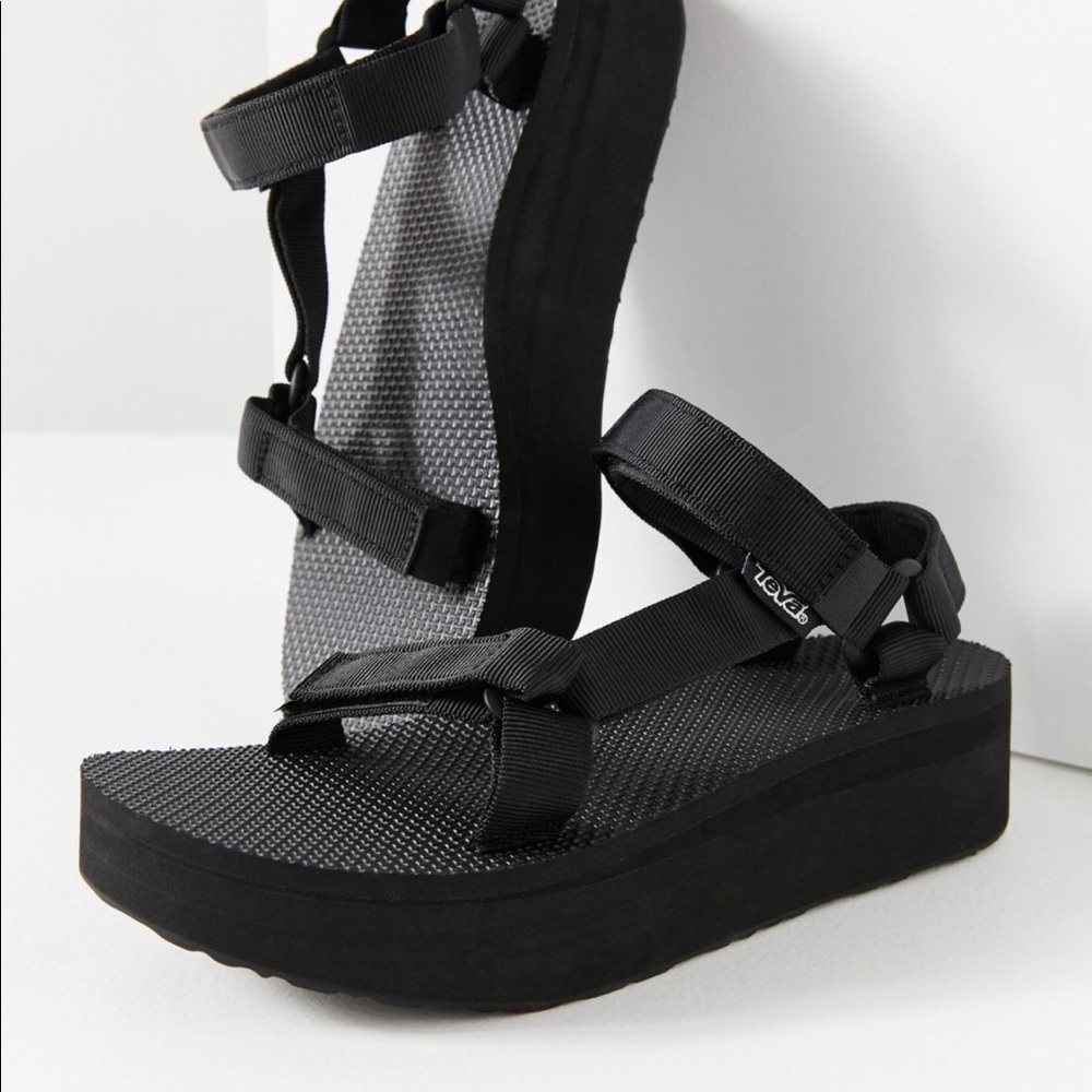 Teva W Flatform Universal size 8 in Black